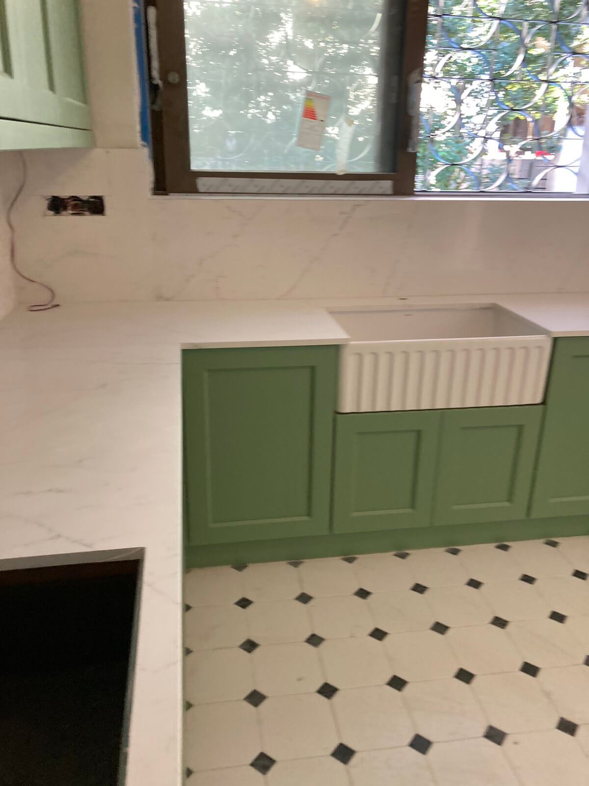 κουζίνα με τεχνογρανιτη bianco