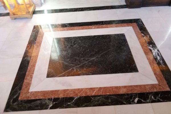 Λευκό μάρμαρο Αφιονισμένος και λεπτομέρειες από πράσινο Τήνου και κόκκινο ριτσωνας